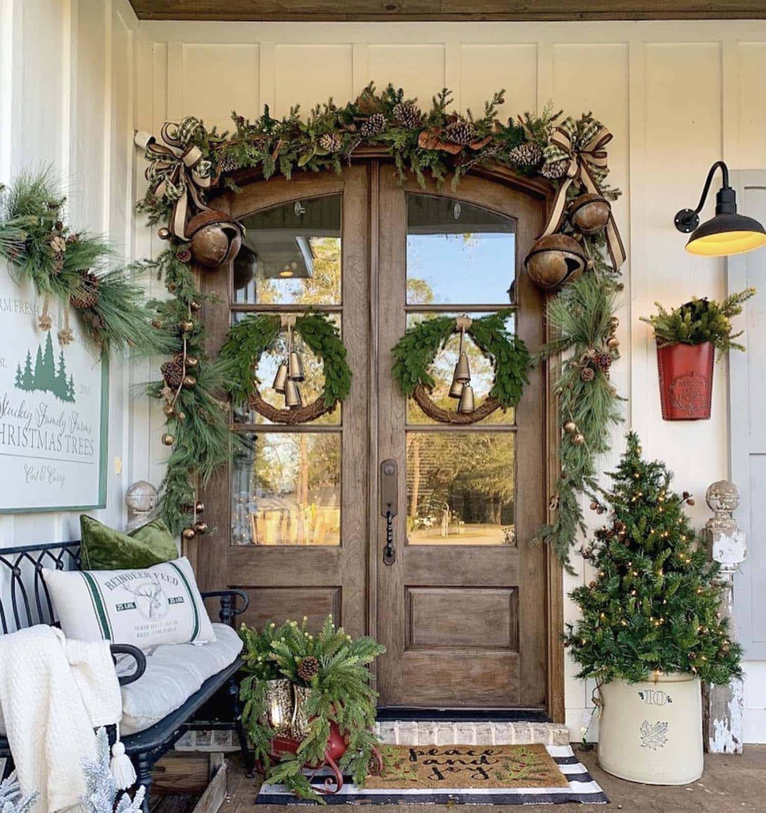 DIY Outdoor Christmas Decor Ideas on a Budget